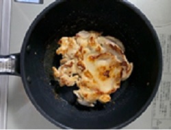 肉をフライパンで焼く