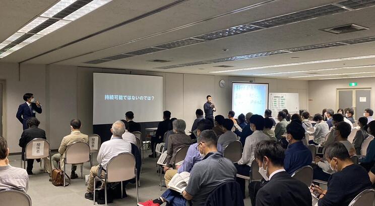 過去実施時の画像（所沢市職員が事業の説明をしている様子）