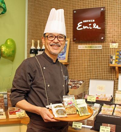 エミール店内に立つ高橋秀世さん