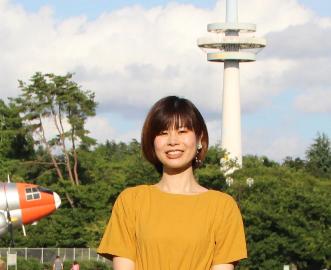 航空公園でほほ笑む永山さん