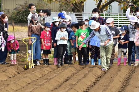 麦まきの手本を披露する柳瀬郷土民族資料保存会メンバー