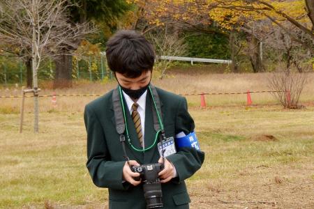 ふれあい橋の撮影をする中学生