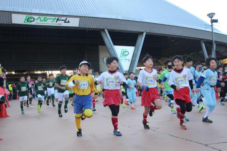 ベルーナドームを出発する子ども達