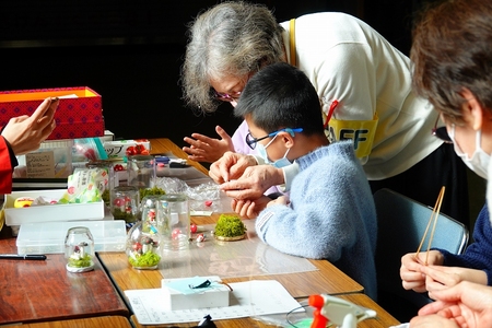 子どもに作品作りを教える講師の様子