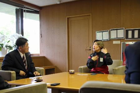 川畑さんの話に耳を傾ける藤本市長