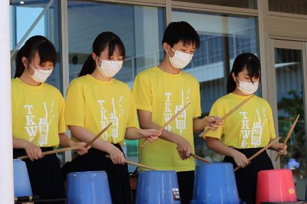 バケツを楽器にして演奏する高校生