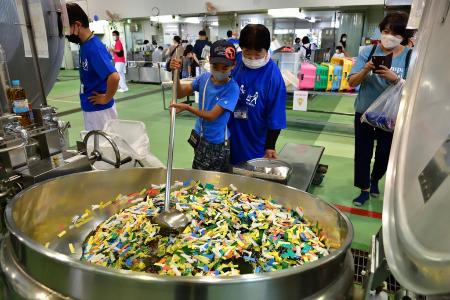 大鍋をかき混ぜる様子