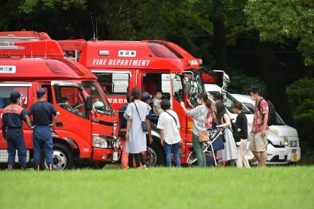 近くで消防車を眺める見学者の様子