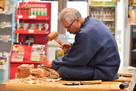 能面の荒彫りが行われている場面