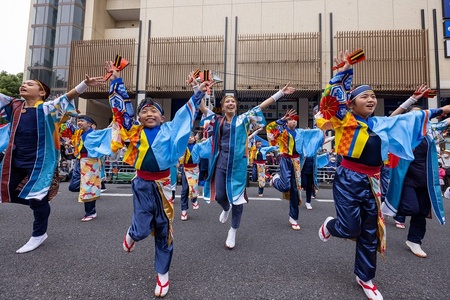 祭りの衣装を着た子どもたちが笑顔で演舞を披露していた