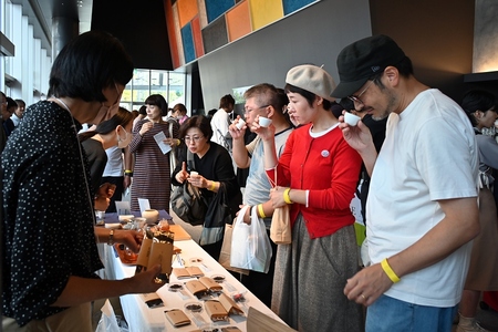 お茶屋さんとの会話も弾むテイスティングの時間