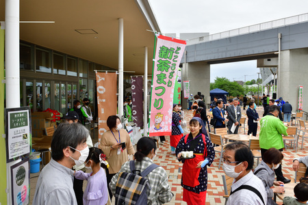 参加者で会場のYOT-TOKOが賑わっている様子