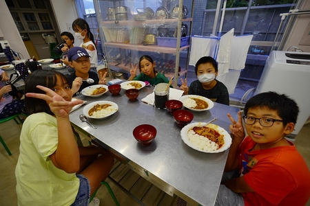 完成させたカレーを目の前に笑顔の子どもたち