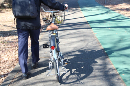 自転車を引く男性の足元の画像