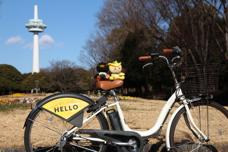 自転車のサドルにトコろんとひばりちゃんが載っている画像