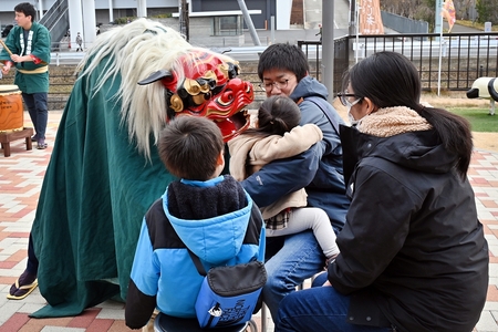 獅子に頭を噛まれている子どもの様子。