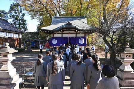 奉納の式典に参加する生徒の画像