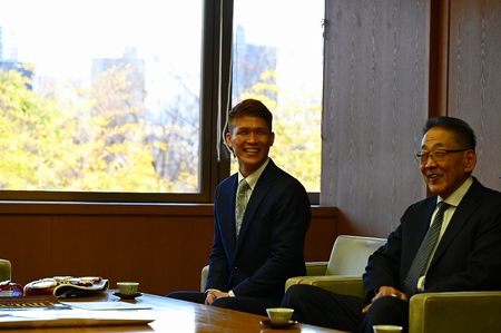 宇津木選手とワタナベジムの会長の画像