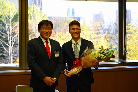 市長と花束をもつ宇津木選手の画像