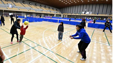 こどもと大人でソフトバレーをしている様子