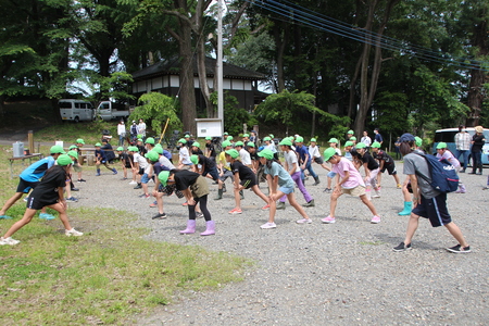 列に並んで、準備運動をする児童たち