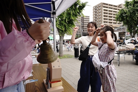 盛り上がった景品が当たるガラポン抽選