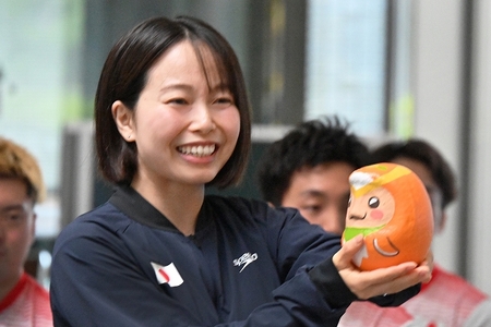 代表選手にトコろんだるまがプレゼントされました