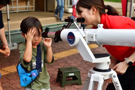 大きな天体望遠鏡を一生懸命覗いてみます