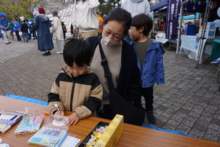 塗り絵をする男の子の画像