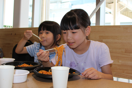 スパゲッティを食べる姉妹の画像