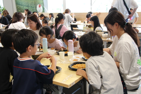 子ども食堂が満席の画像