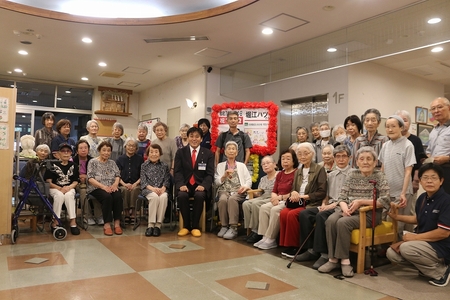施設の入所者や関係者の集合写真