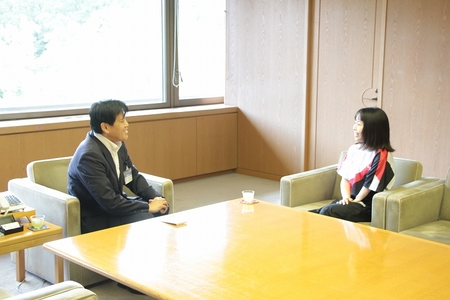 西田杏選手と市長の会談の様子